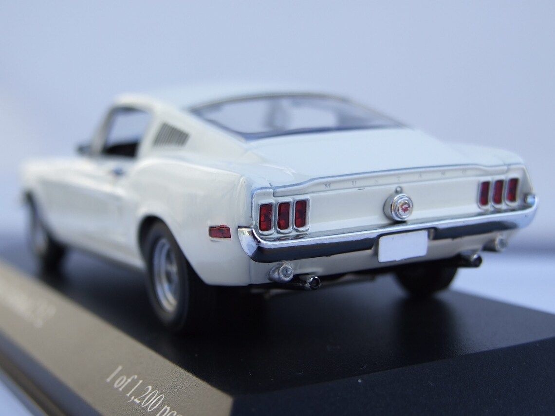 Ford mustang minichamps