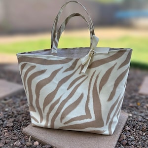 Sac fourre-tout neutre à imprimé zèbre et nœud | Sac safari en toile fait main | Cadeau écologique pour elle | Fourre-tout chic pour tous les jours | Sac à main à imprimé animal