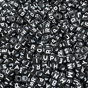 Cuentas de alfabeto en forma de cubo de 4 mm, cuentas de letras en blanco y negro, cuentas de joyería, cuentas de pulsera, 100 cuentas por paquete