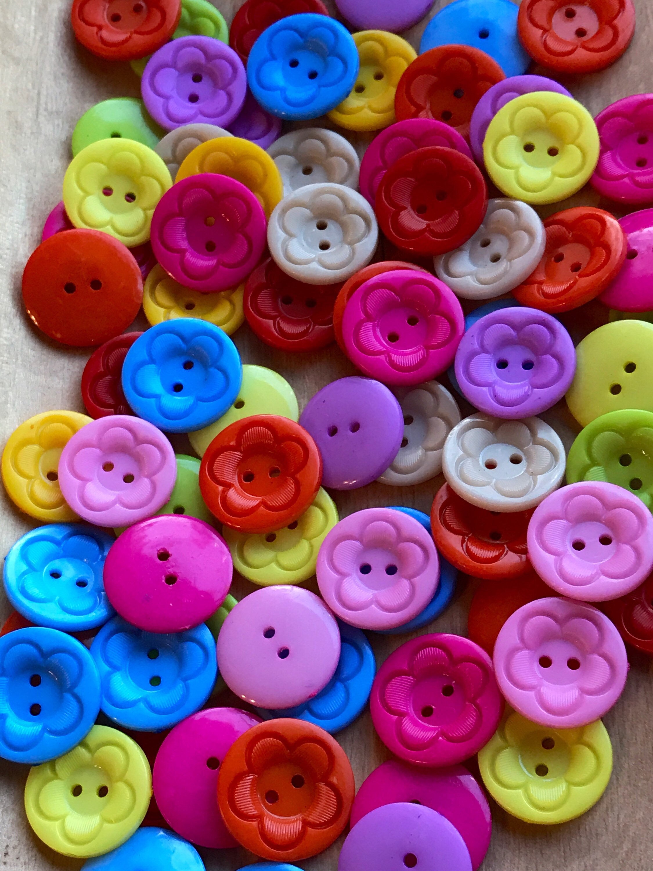 8 Sweet Smiley Face Assorted Colors Realistic Shank Buttons 3//4/" Diameter