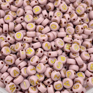 Cuentas acrílicas con letras de 7 mm, color malva pálido, cuentas con letras, cuentas de otoño, cuentas para pulseras, cuentas para joyería, cuentas con palabras, cuentas con letras rosas.