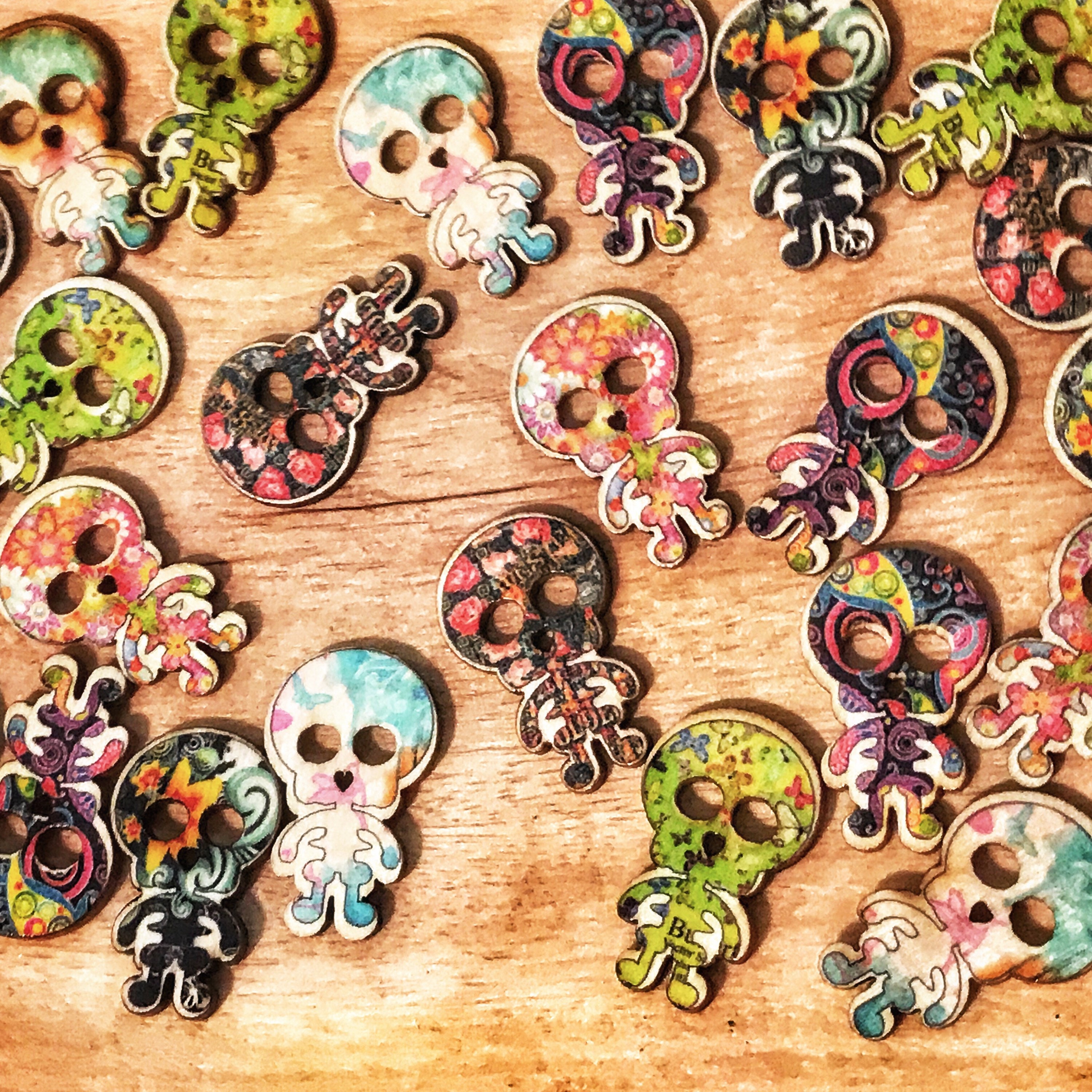 Novelty Buttons Animals Cute Pretty Love Heart Skull Multi Coloured 2 Hole Sew