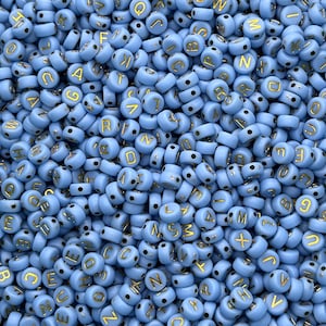 Cuentas del alfabeto de 7 mm, cuentas con letras doradas de mezclilla azul para niños, cuentas con palabras y nombres, cuentas para hacer joyas con letras, 100 cuentas por paquete