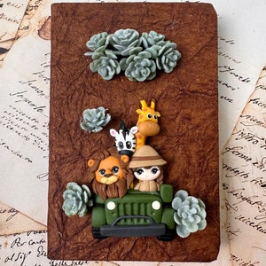 Cuaderno pequeño diario Safari girl esculpido texturizado