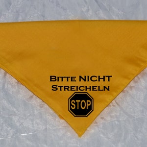 Könnte beinhalten: Ein senffarbenes dreieckiges Halstuch mit dem deutschen Text "Bitte Nicht Streicheln" und einem Stoppschild-Symbol. Der Stoff ist glatt und das Halstuch liegt auf einer weißen Oberfläche.