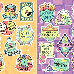 Op de afbeelding: Een set van 16 kleurrijke stickers met humoristische zinnen en illustraties met betrekking tot Dungeons and Dragons. De stickers bevinden zich op een gele en paarse achtergrond.