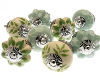 Ensemble de 8 poignées de porte de placard en céramique peintes à la main Verts pâles, eau de néant avec poignées de tiroir blanches et ivoire