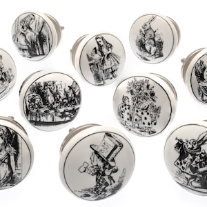 Peut inclure: Ensemble de onze boutons de meubles en céramique blanche avec des bases en métal argenté. Chaque bouton présente une illustration en noir et blanc tirée d'"Alice au pays des merveilles". Les illustrations incluent Alice, le Chapelier Fou et le Lapin Blanc.