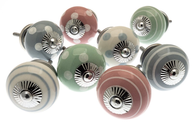 Puede incluir: Conjunto de ocho pomos de armario de cer&aacute;mica con una variedad de colores pastel y patrones. Los pomos cuentan con una base de metal plateado y son perfectos para agregar un toque de encanto vintage a cualquier hogar.