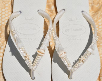 Chinelos de noiva, chinelos de madrinha, chinelos de casamento, sandálias de casamento estilo boho, Havaianas, chinelos brancos, chinelos com miçangas, chinelos de praia