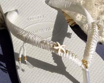 Chinelos de noiva, chinelos de casamento, chinelos de madrinha, chinelos brancos e dourados, sandálias de casamento, havaianas brancas, casamento boho na praia