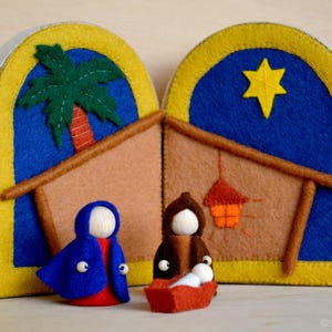 Kerststal op icoon, Jozef, Maria en Jezus van wolvilt voor de seizoentafel of natuurtafel. Waldorf geinspireerde kerststal.