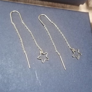 Złote kolczyki w kształcie gwiazdek, nawlekane na nitkę, wysokiej jakości łańcuszek z 14-karatowego złota, delikatny wiszący element, minimalistyczny prezent dla niej