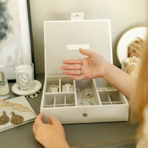 Personalisierte Schmuckschatulle aus recyceltem Leder in Elfenbeinweiß, Schatzkästchen, für Geschenk für Mama.