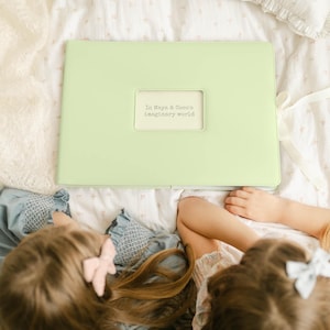 Livre d'art et de souvenirs pour enfants | Chemise artistique A3| Portfolio personnalisé d'oeuvres d'art et de certificats en vert sauge