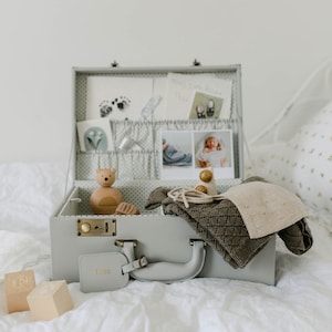Erinnerungsbox in grau | personalisiert | Erinnerungsbox | erinnerungsskiste Baby | Taufgeschenk | neues Baby Geschenk | Andenken Koffer | Baby-Box