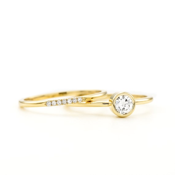 Engagement Rings Set // Round Brilliant Diamond Solitaire & Thin Round Diamond Wedding Ring // Bridal Ring Set