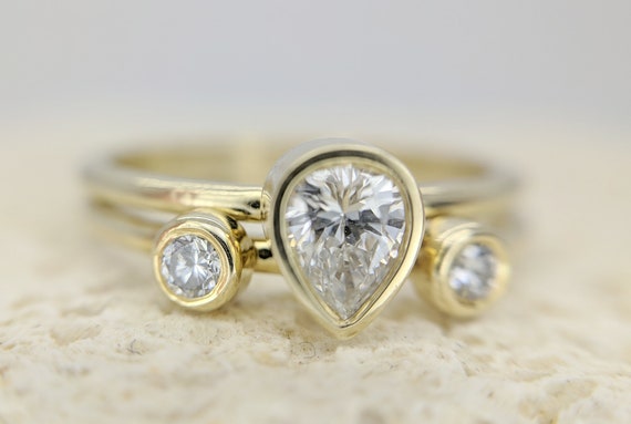 Pear Diamond Ring Set // Pear Diamond Engagement Ring Set // Two Round Diamond Wedding Ring // Engagement & Wedding Rings // Gold Ring Set