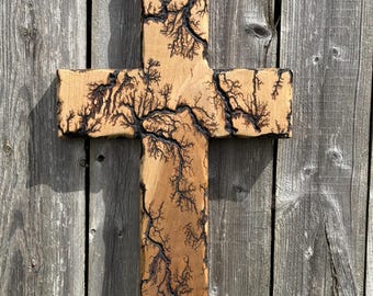 Cruz rústica de madera de arce, arte fractal grabado a fuego, bordes tallados a mano, decoración para bodas y fiestas.