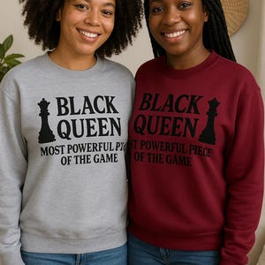Black Queen Sweatshirt - Mächtigste Teil des Spiels | Grauer Rundhalsausschnitt mit schwarzem Glitzerschach-Design | Empowerment-Geschenk