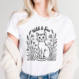 Wild & Free Cat T-Shirt, Floral Wildflower Cat Tee, Nature Lover Gift, Boho Aesthetic Cat Mom Shirt, Indie Graphic Tee, Cottagecore