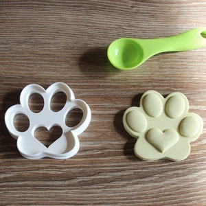 Pata de perro con corazón en el medio cortador de galletas perro cachorro tratar a la pata del cachorro impresión Cachorro topper pastel cortador de galletas de pan de jengibre