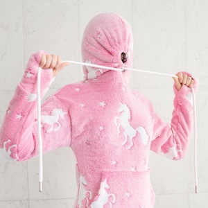 Roze Bubble Gum Unicorn ABDL GLOW in the Dark hoodie voor luierdrager - gezellige blouse van polarfleece met geïntegreerde luierhoes / Barbieroze