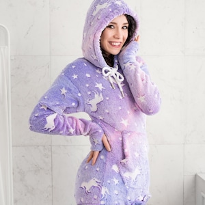 Lila Aurora Borealis Nachthimmel Einhorn ABDL GLOW in the Dark Hoodie für Windelträger - Kuschelige Polar Fleece Bluse mit Windel-Tasche