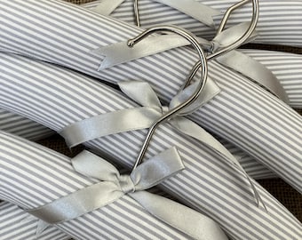 ストライプ柄パッド入りハンガー：高級ホワイト＆ペールグレーコットン