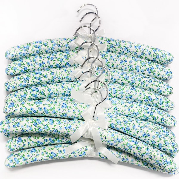 Prachtige blauwe, gewatteerde kleerhangers met bloemen in sets van 5 of 10 met het striklintdetail en een draaibare haak van Florence Lilly