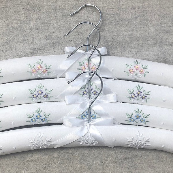 Blossom unser Luxus gepolsterte weiße Kleiderbügel aus Baumwolle mit wunderschöner Blumenstickerei - 4er-Pack