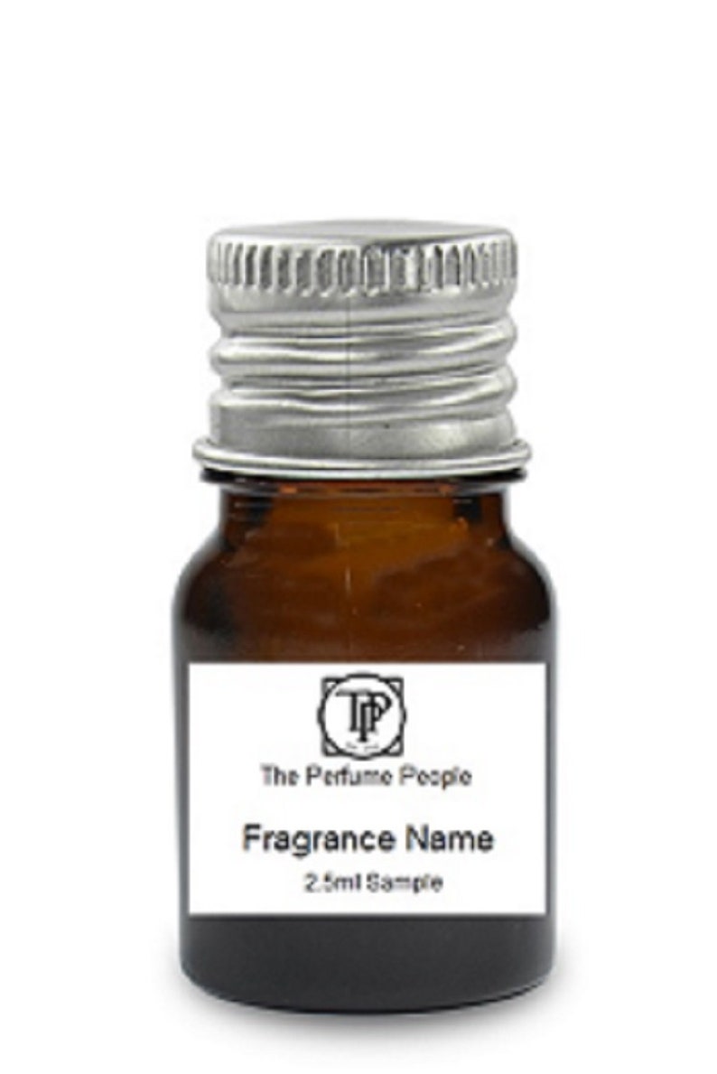 Puede incluir: Un peque&ntilde;o frasco de vidrio marr&oacute;n con una tapa plateada. El frasco tiene una etiqueta blanca con texto negro que dice "The Perfume People" y "Fragrance Name". La etiqueta tambi&eacute;n indica "2,5 ml Sample".