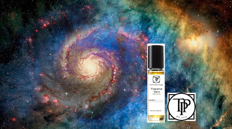 Puede incluir: Un peque&ntilde;o frasco de vidrio de aceite de perfume con un aplicador de rodillo negro. El frasco est&aacute; etiquetado con "The Perfume Project" y "Fragrance Name" con un espacio para el nombre. El fondo es una galaxia de estrellas y nebulosas en espiral.