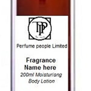 Puede incluir: Una botella marr&oacute;n con un dispensador de bomba negro. La etiqueta dice "Perfume people Limited", "Fragrance Name here", "200ml Moisturising Body Lotion" y "Ingredients:".