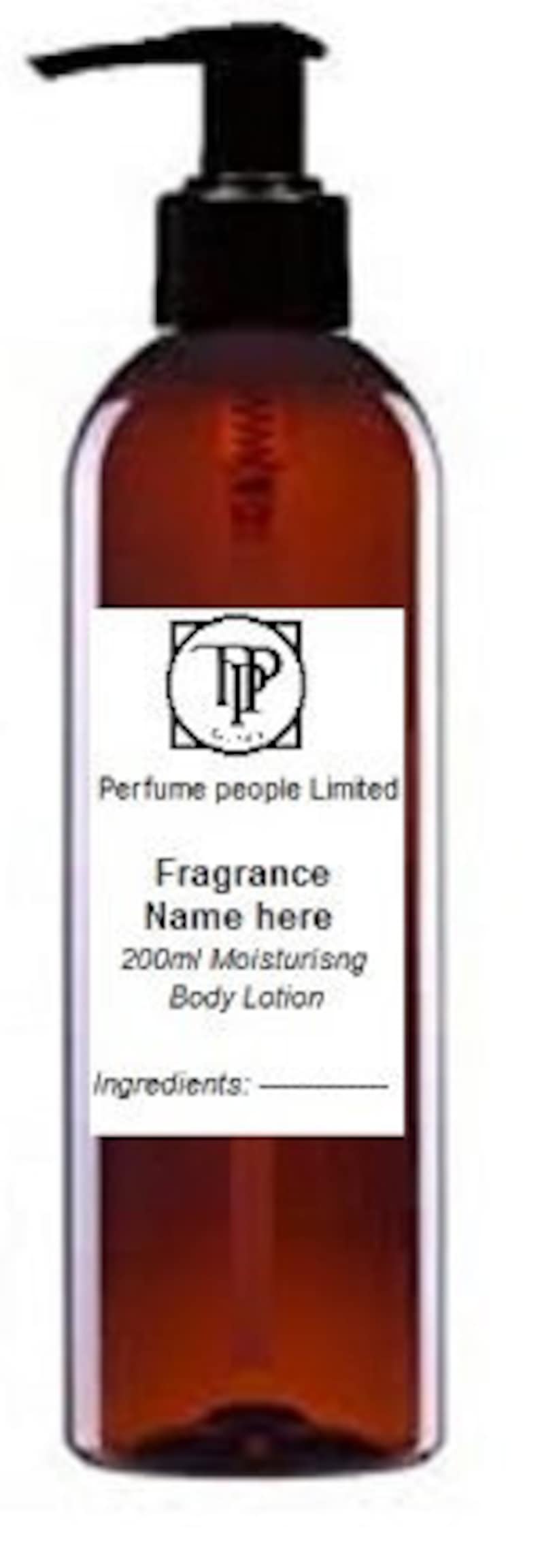 Puede incluir: Una botella marr&oacute;n con un dispensador de bomba negro. La etiqueta dice "Perfume people Limited", "Fragrance Name here", "200ml Moisturising Body Lotion" y "Ingredients:".