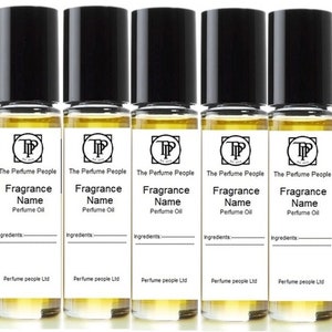 Puede incluir: Cinco peque&ntilde;os frascos de vidrio con tapas negras y etiquetas blancas. Cada frasco contiene un l&iacute;quido amarillo y tiene el texto "The Perfume People" y "Fragrance Name" en la etiqueta. El texto "Perfume Oil" tambi&eacute;n est&aacute; en la etiqueta.