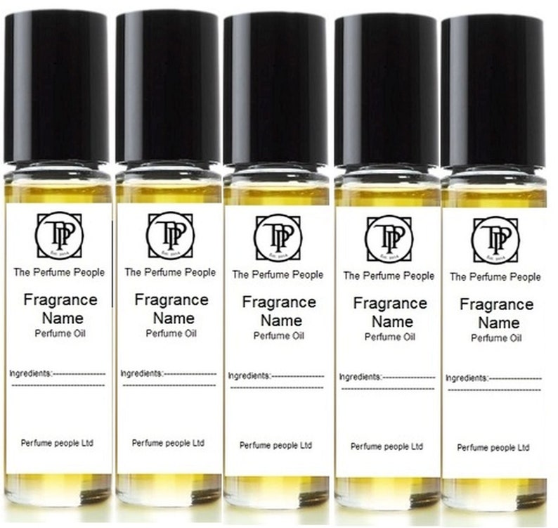 Puede incluir: Cinco peque&ntilde;os frascos de vidrio con tapas negras y etiquetas blancas. Cada frasco contiene un l&iacute;quido amarillo y tiene el texto "The Perfume People" y "Fragrance Name" en la etiqueta. El texto "Perfume Oil" tambi&eacute;n est&aacute; en la etiqueta.
