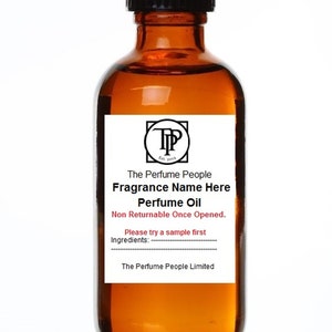 Puede incluir: Una botella de vidrio marr&oacute;n con una tapa negra, etiquetada con "The Perfume People" y "Fragrance Name Here Perfume Oil". La etiqueta tambi&eacute;n indica "Non Returnable Once Opened." y "Please try a sample first".