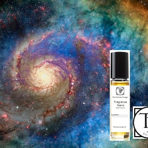 Puede incluir: Un pequeño frasco de vidrio de perfume con una tapa negra y una etiqueta blanca. La etiqueta dice "The Perfume Project" y "Fragrance Name" con un espacio para el nombre. El frasco está delante de una imagen colorida de una galaxia.