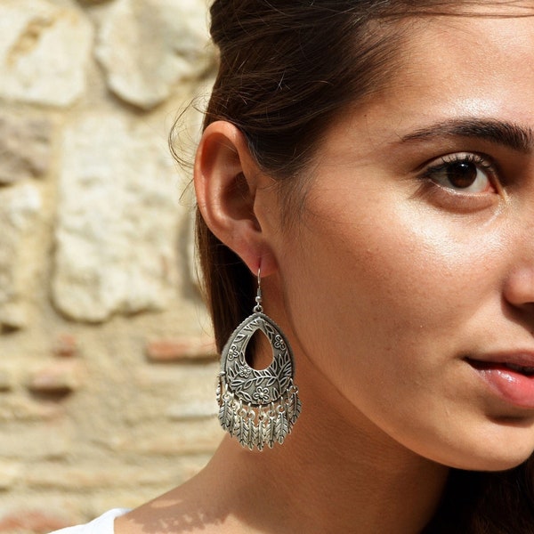 Boucles d’oreilles gitanes avec motif floral et charmes de plumes, style Boho Chic, bijoux Boho Soul