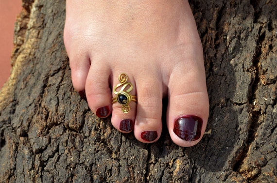 Brass CZ Gems Adorned Toe Rings – VOYLLA