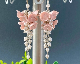 Bridal light peach earrings Pastel bride clusters earrings Cream flowers polymer clay Floral earrings Bridesmaid gift Pearl earrings