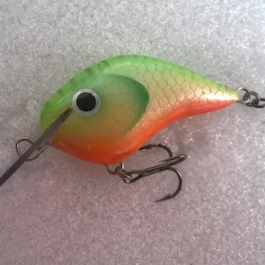 Handmade Wooden Fishing Lure Light Crankbait Fishing Green Yellow 40mm