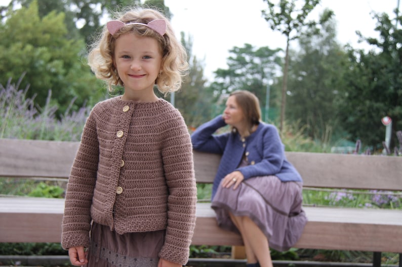 Häkel-Cardigan-Muster Bachelors Button 312 Jahre, Muster für Kinderpullover, Muster für Mädchenjacke, Mädchenkleidung, einfaches Häkelmuster Bild 10