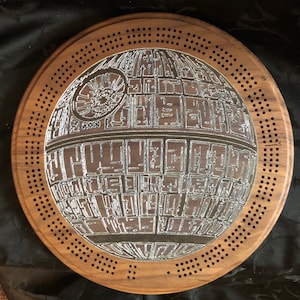 Todesstern ~ 12-Zoll Runde Krippenbrett - Massives Hartholz ~ Star Wars ~ Das Imperium ~ Das ist kein Mond!  Handgefertigt in Kanada - Ein tolles Geschenk