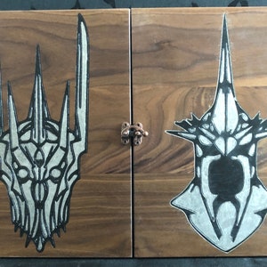 LOTR Sauron/Häxkungen Dungeon Master / Game Master-skärm - Massivt valnötsträ - Trä DM-skärm - Perfekt present - Tillverkad i Kanada!