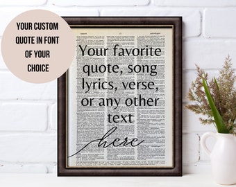 Puede incluir: Impresión enmarcada con un fondo de página de diccionario. La impresión incluye el texto "Tu cita favorita, letra de canción, verso o cualquier otro texto aquí." La esquina superior izquierda tiene el texto "Tu cita personalizada en la fuente que elijas."