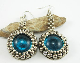 Pendientes de azul cielo, pendientes bordados, pendientes con cuentas largas, pendientes elegantes, pendientes dicroicos