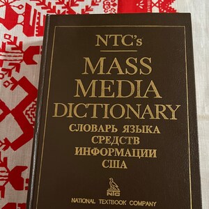 Diccionario de medios de comunicación publicado en Rusia, 1992, tapa dura.