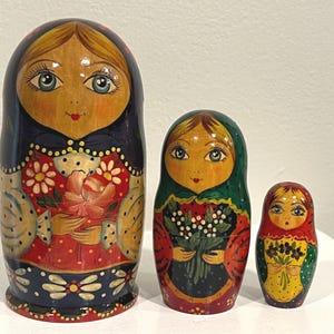 1990s delicate 3-piece Matryoshka exquisite craftsmanship Russian Nesting dolls Florals